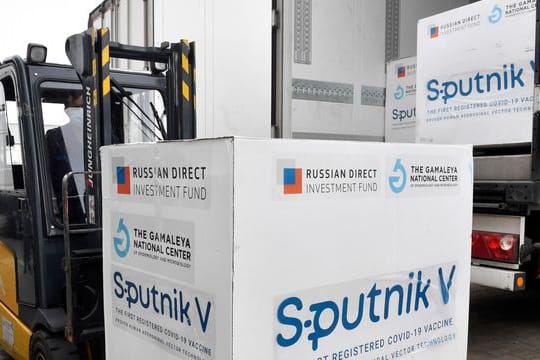 Mehrere Länder-Regierungschefs sprchen sich für eine rasche Zulassung des russischen Vakzins Sputnik V aus.