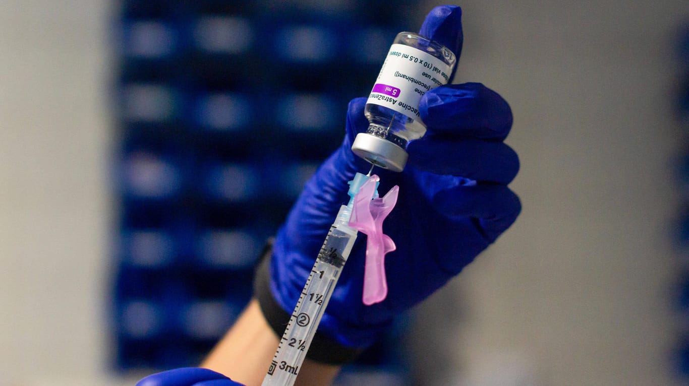 Eine Astrazeneca-Impfung wird vorbereitet: Ab Freitag könnte das Vakzin auch in Deutschland wieder verwendet werden.