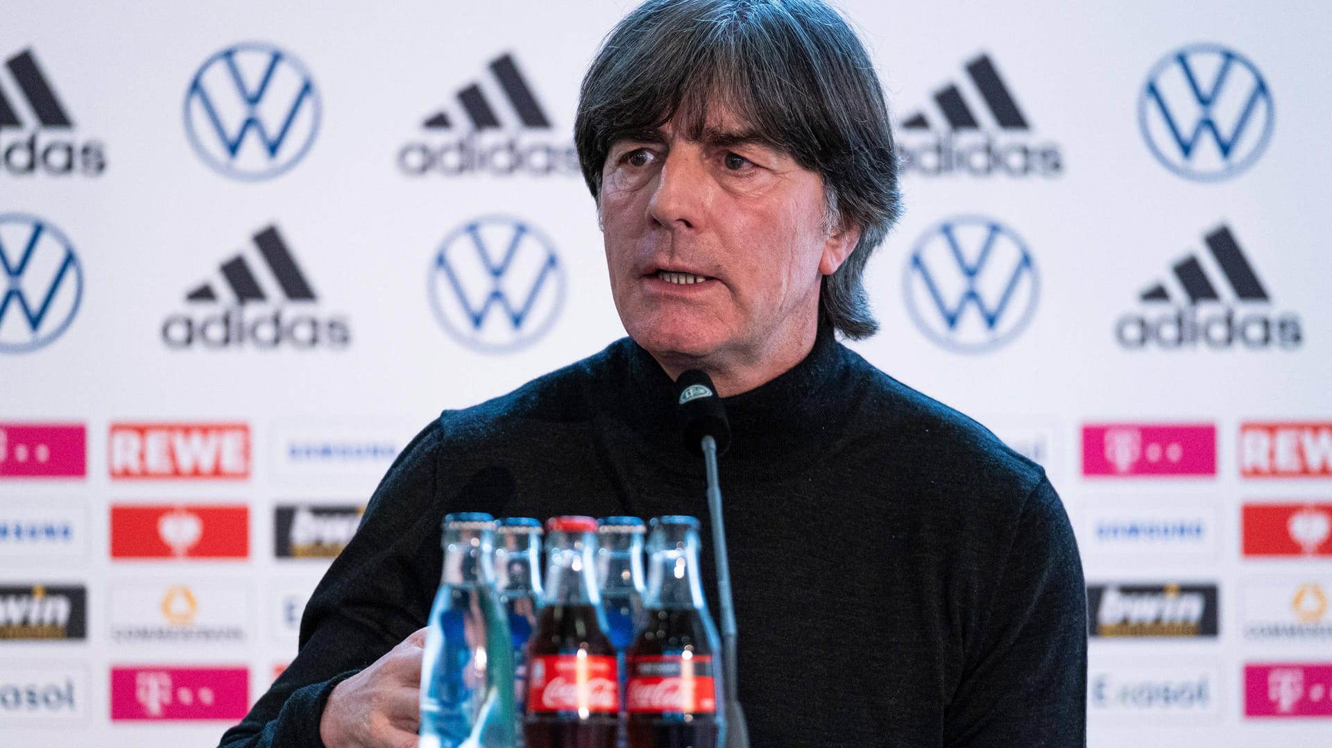 Joachim Löw: Der Bundestrainer kann beim kommenden Lehrgang des DFB-Teams auf seine England-Legionäre bauen. Joachim Löw: Der Bundestrainer kann beim kommenden Lehrgang des DFB-Teams auf seine England-Legionäre bauen.