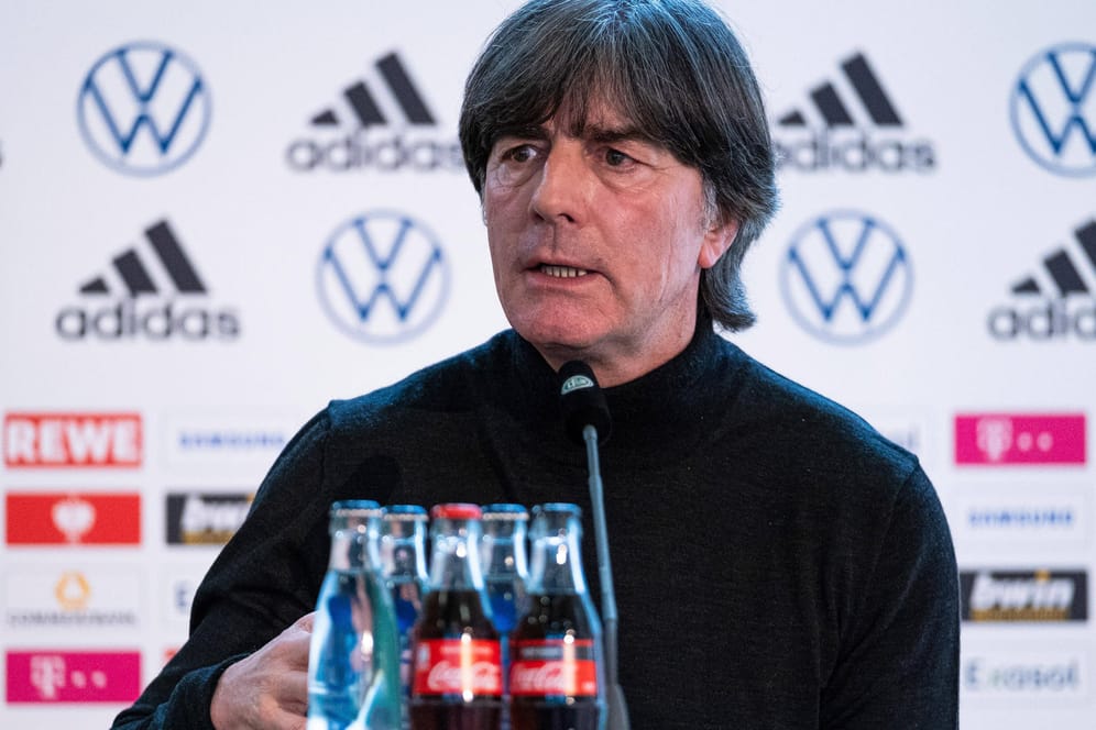 Joachim Löw: Der Bundestrainer kann beim kommenden Lehrgang des DFB-Teams auf seine England-Legionäre bauen.