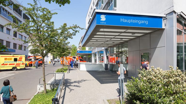 Eingang zum Sana Klinikum in Berlin-Lichtenberg: Die Einrichtung geht gegen kursierende Falschmeldungen vor.