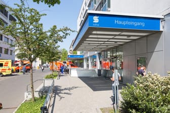 Eingang zum Sana Klinikum in Berlin-Lichtenberg: Die Einrichtung geht gegen kursierende Falschmeldungen vor.