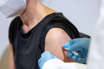 Impfung mit Astrazeneca: Die Ema empfiehlt künftig einen Warnhinweis zu Nebenwirkungen des Impfstoffs.