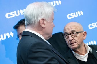 Alfred Sauter (r.) mit Innenminister Horst Seehofer im Jahr 2018: Gegen den bayrischen Landtagsabgeordneten wird ermittelt.