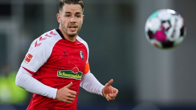 Der SC Freiburg verlängerte den Vertrag mit Kapitän und Außenverteidiger Christian Günter. Der SC Freiburg verlängerte den Vertrag mit Kapitän und Außenverteidiger Christian Günter.