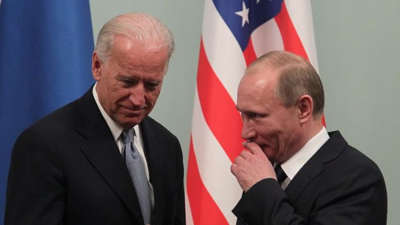 Joe Biden (l) und Wladimir Putin bei einem Treffen im März 2011.