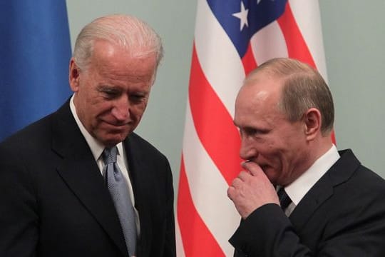 Joe Biden (l) und Wladimir Putin bei einem Treffen im März 2011.