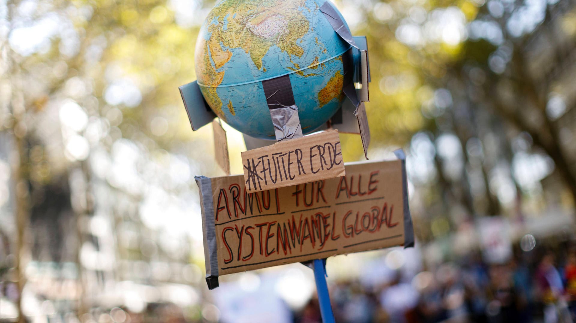 Ein Schild bei einer Klima-Demo (Archivbild): In Köln finden am Freitag mehrere Kundgebungen statt. Ein Schild bei einer Klima-Demo (Archivbild): In Köln finden am Freitag mehrere Kundgebungen statt.
