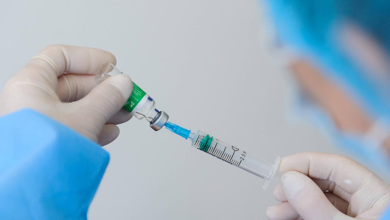 Ein Mitarbeiter im Gesundheitswesen zieht eine Impfdosis des Herstellers Astrazeneca auf (Symbolbild): Düsseldorf will nach einem Impfstopp direkt am Freitag wieder mit den Impfungen starten.
