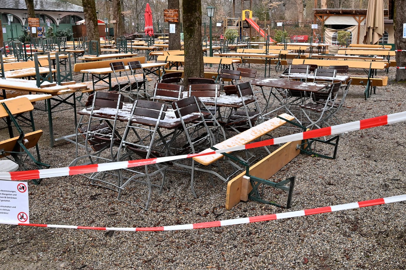 Abgesperrter Biergarten in München-Haidhausen: Die Gastronomie in ganz Bayern bleibt weiter geschlossen.