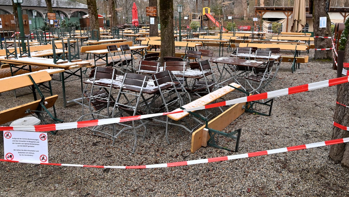 Abgesperrter Biergarten in München-Haidhausen: Die Gastronomie in ganz Bayern bleibt weiter geschlossen.