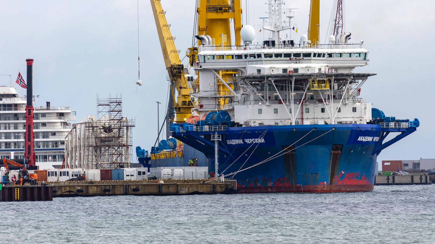 Das Verlegeschiff "Akademik Cherskiy" im Fährhafen Mukran auf Rügen: Die USA fordern einen sofortigen Baustopp für die Pipeline Nord Stream 2.