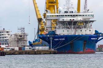 Das Verlegeschiff "Akademik Cherskiy" im Fährhafen Mukran auf Rügen: Die USA fordern einen sofortigen Baustopp für die Pipeline Nord Stream 2.