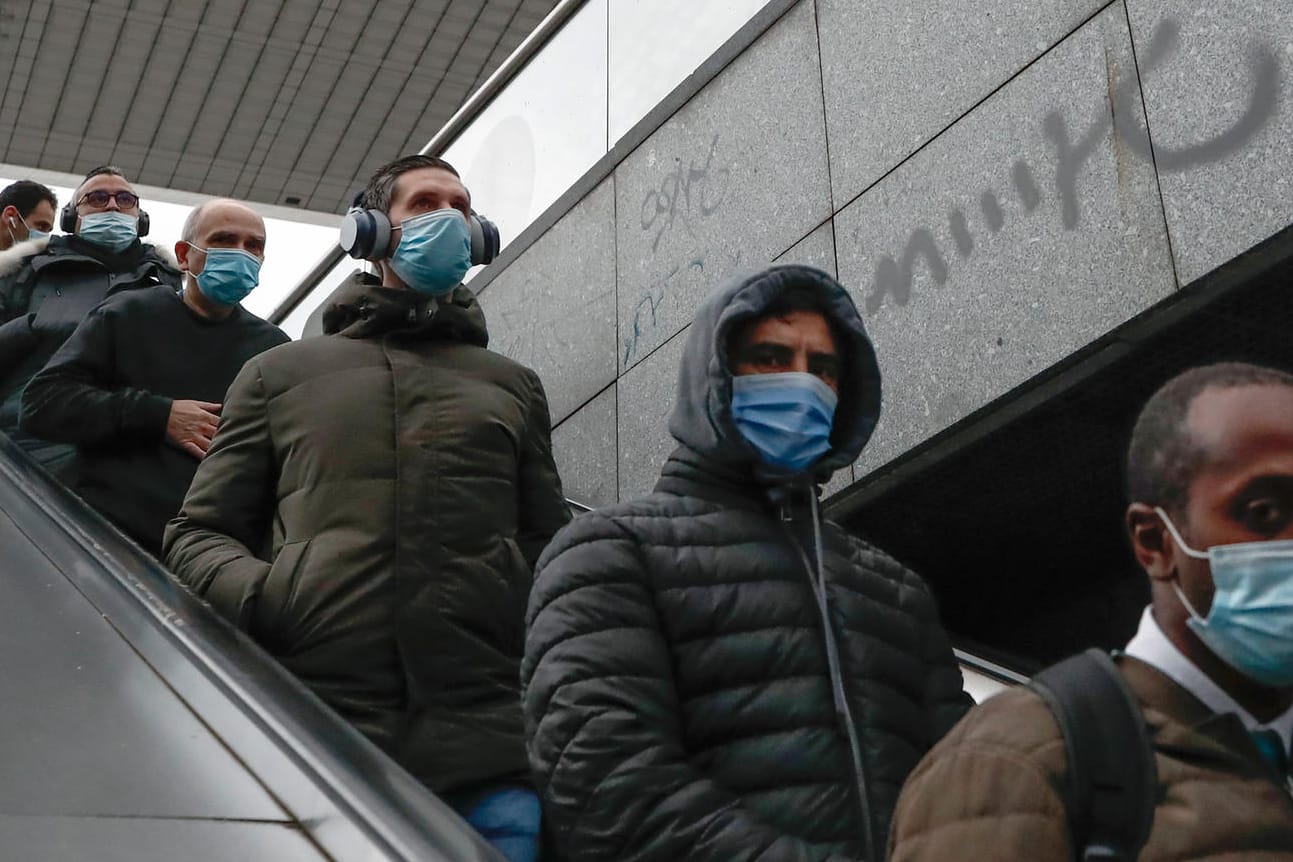 Dichtes Gedränge an einer Metro-Station in Paris: Ab sofort soll das öffentliche Leben noch drastischer eingeschränkt werden.