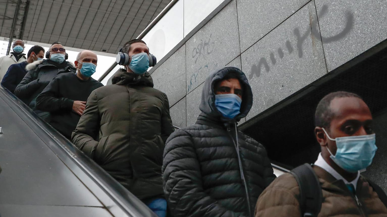 Dichtes Gedränge an einer Metro-Station in Paris: Ab sofort soll das öffentliche Leben noch drastischer eingeschränkt werden. Dichtes Gedränge an einer Metro-Station in Paris: Ab sofort soll das öffentliche Leben noch drastischer eingeschränkt werden.