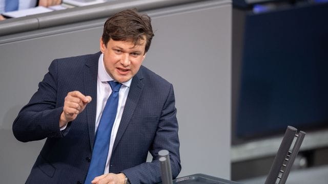 Tobias Zech spricht Mitte Januar bei einer Plenarsitzung im Deutschen Bundestag.