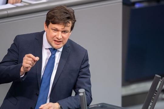 Tobias Zech spricht Mitte Januar bei einer Plenarsitzung im Deutschen Bundestag.