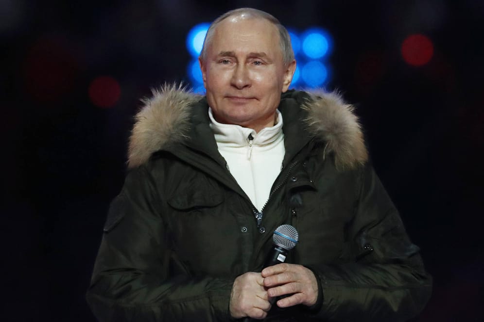 Wladimir Putin bei einem Konzert in Moskau (Archivbild). Er will sich mit Joe Biden in einem Live-Stream streiten.