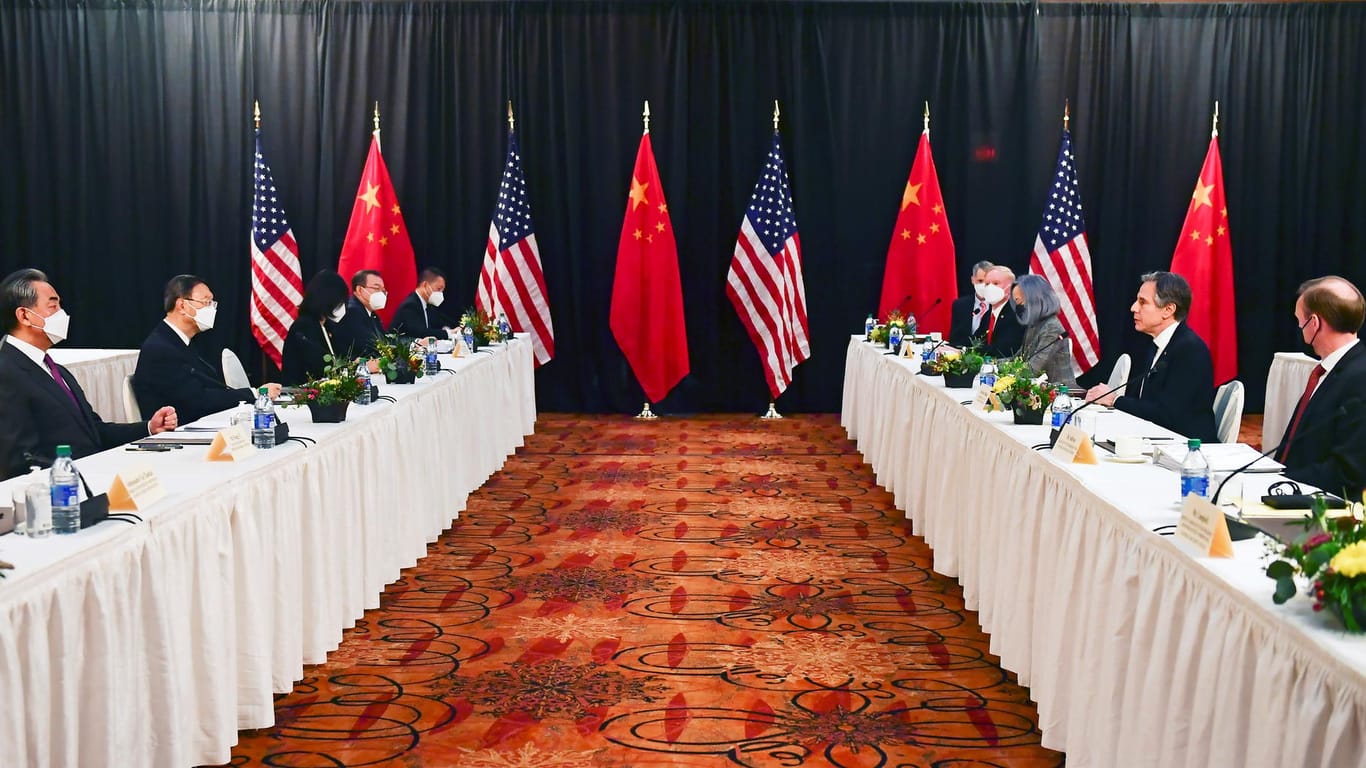 Erstmals nach Bidens Amtsantritt kommen in Alaska Delegationen aus China und den USA zu Gesprächen zusammen. Das Klima war allerdings noch frostig.