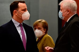 Angela Merkel während der Kabinettssitzung mit den Ministern Spahn und Seehofer.