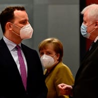Angela Merkel während der Kabinettssitzung mit den Ministern Spahn und Seehofer.