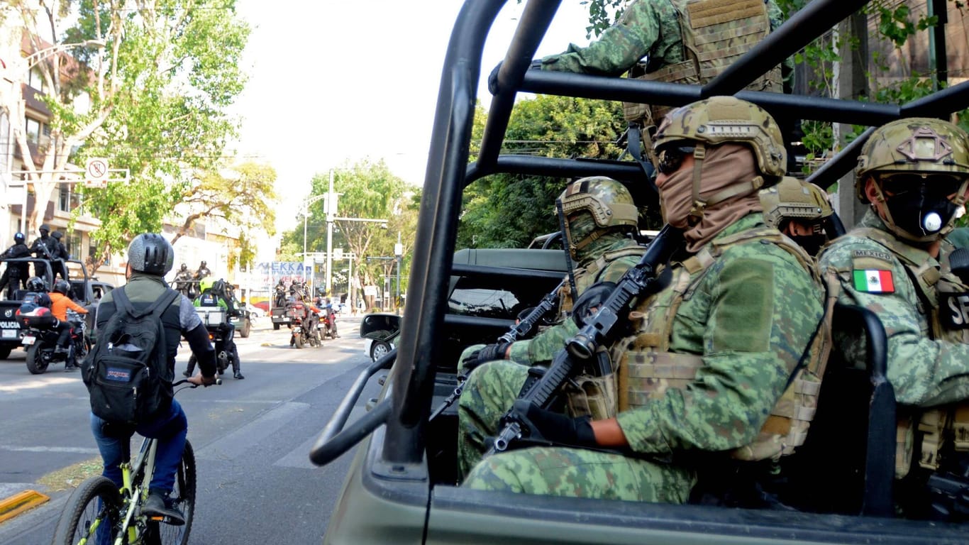 Eine Patrouille der mexikanischen Polizei (Archivbild). Ein Konvoi wurde jetzt von Banden angegriffen.
