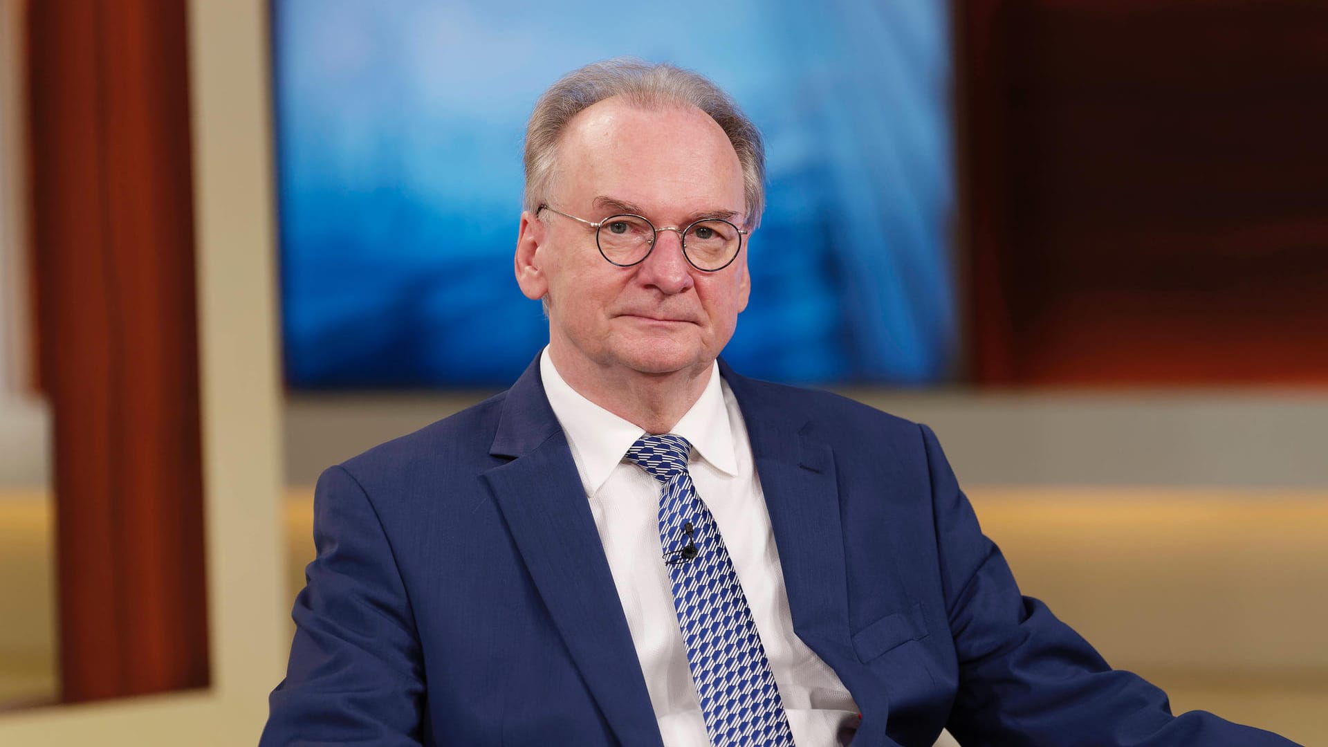 Reiner Haseloff bei einem TV-Auftritt (Archivbild). Der Ministerpräsident will an Ostern in Sachsen-Anhalt Hotels öffnen. Reiner Haseloff bei einem TV-Auftritt (Archivbild). Der Ministerpräsident will an Ostern in Sachsen-Anhalt Hotels öffnen.