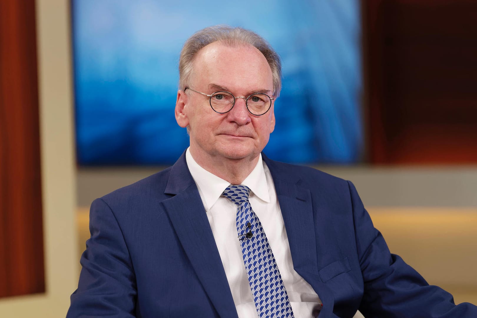 Reiner Haseloff bei einem TV-Auftritt (Archivbild). Der Ministerpräsident will an Ostern in Sachsen-Anhalt Hotels öffnen.