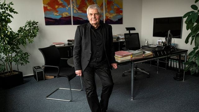 Bundesbeauftragter für die Unterlagen des Staatssicherheitsdienstes der ehemaligen Deutschen Demokratischen Republik Roland Jahn steht in seinem Büro (Archivbild): Er stellt nun seinen letzten Bericht vor. Bundesbeauftragter für die Unterlagen des Staatssicherheitsdienstes der ehemaligen Deutschen Demokratischen Republik Roland Jahn steht in seinem Büro (Archivbild): Er stellt nun seinen letzten Bericht vor.