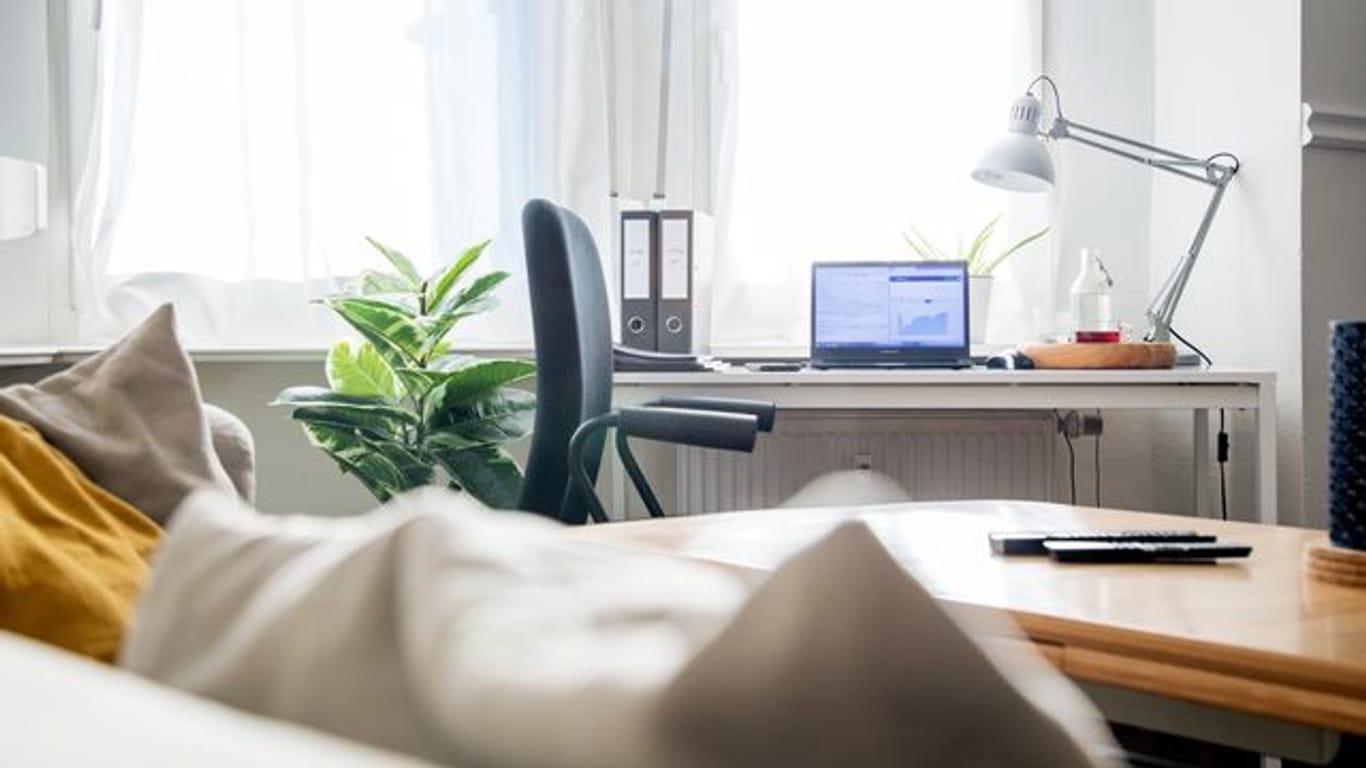 Laptop, Lampe, Bürostuhl: Jede Anschaffung für den Arbeitsplatz Zuhause kann man in der Steuererklärung geltend machen.