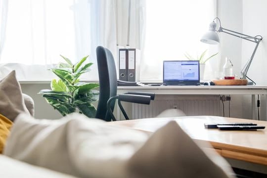 Laptop, Lampe, Bürostuhl: Jede Anschaffung für den Arbeitsplatz Zuhause kann man in der Steuererklärung geltend machen. Laptop, Lampe, Bürostuhl: Jede Anschaffung für den Arbeitsplatz Zuhause kann man in der Steuererklärung geltend machen.