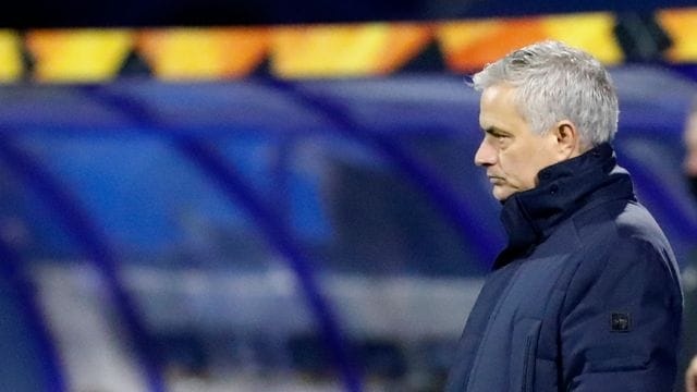 José Mourinho steht nachdenklich am Spielfeldrand.