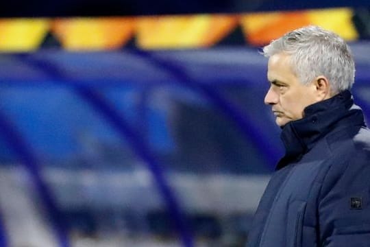 José Mourinho steht nachdenklich am Spielfeldrand.