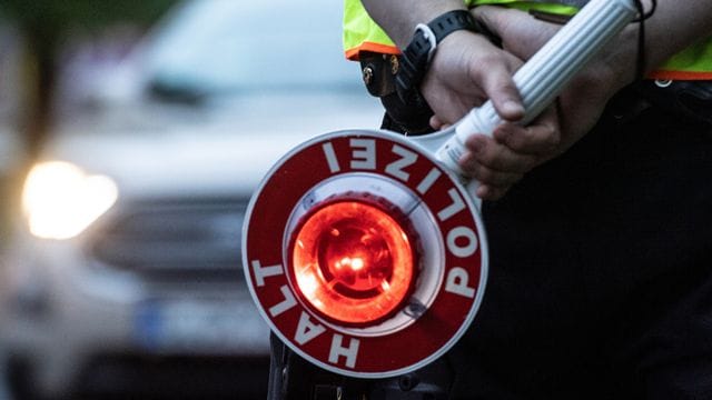 Wer bei einer Verkehrskontrolle behauptet, statt dem Handy einen Kamm ans Ohr gehalten zu haben, sollte dies auch nachweisen können.