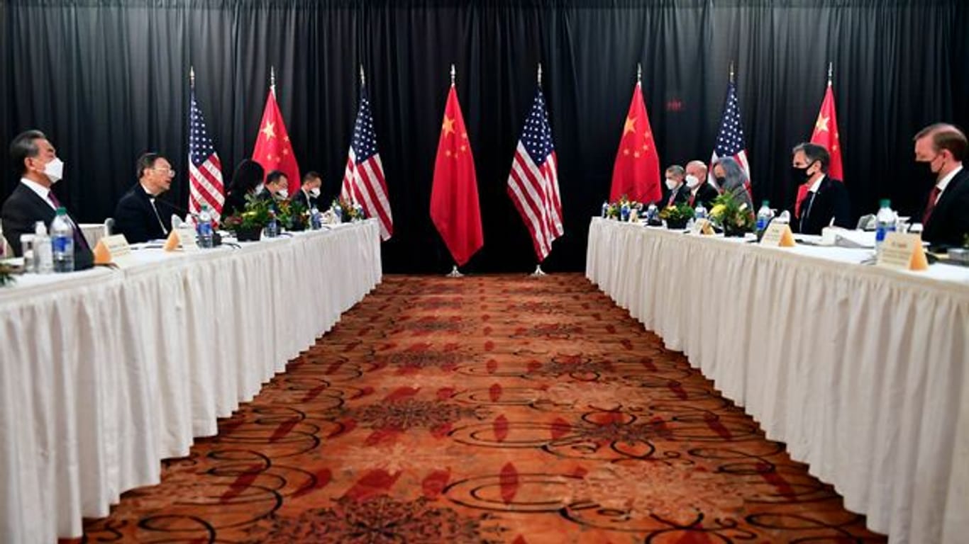 Die Eröffnungssitzung der US-China-Gespräche im Captain Cook Hotel in Anchorage.