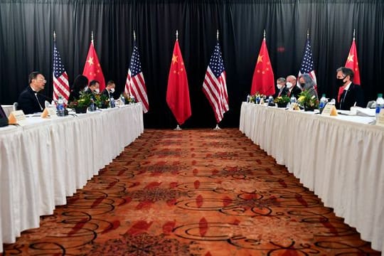 Die Eröffnungssitzung der US-China-Gespräche im Captain Cook Hotel in Anchorage.