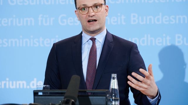 Gesundheitsminister Jens Spahn (CDU) spricht in der Pressekonferenz über die Entscheidung der EMA zum Impfstoff Astrazeneca. Gesundheitsminister Jens Spahn (CDU) spricht in der Pressekonferenz über die Entscheidung der EMA zum Impfstoff Astrazeneca.
