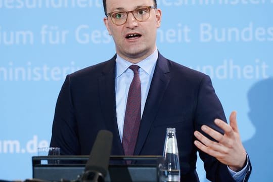 Gesundheitsminister Jens Spahn (CDU) spricht in der Pressekonferenz über die Entscheidung der EMA zum Impfstoff Astrazeneca.