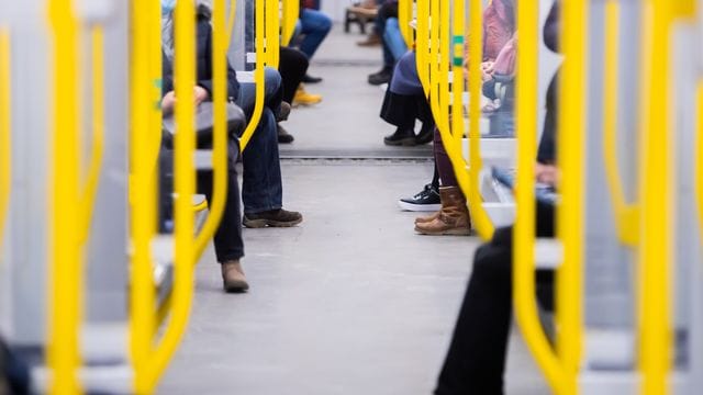 Das Robert Koch-Institut zählt seit Beginn der Pandemie mehr als 2,5 Millionen nachgewiesene Infektionen mit Sars-CoV-2 in Deutschland. Das Robert Koch-Institut zählt seit Beginn der Pandemie mehr als 2,5 Millionen nachgewiesene Infektionen mit Sars-CoV-2 in Deutschland.