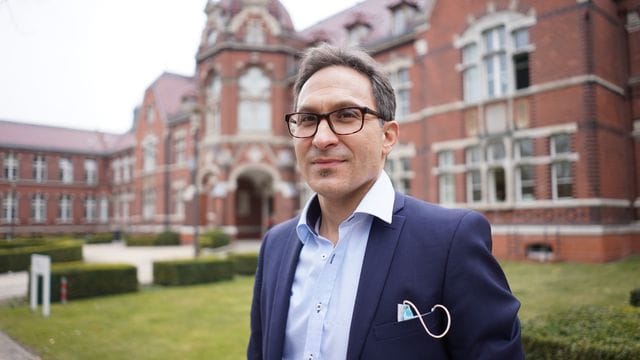 Nicolai Savaskan steht vor dem Gesundheitsamt