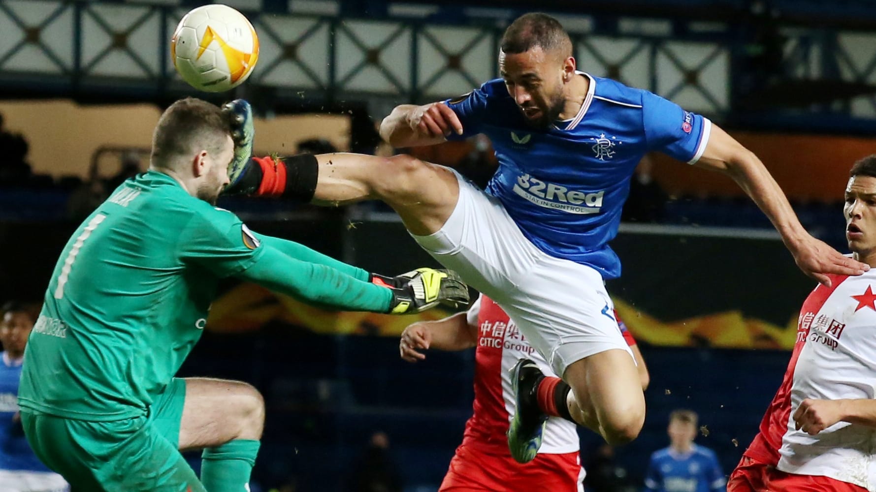 Europa League: Glasgows Kemar Roofe schockte mit seinem Kung-Fu-Tritt die Zuschauer vor den TV-Geräten.