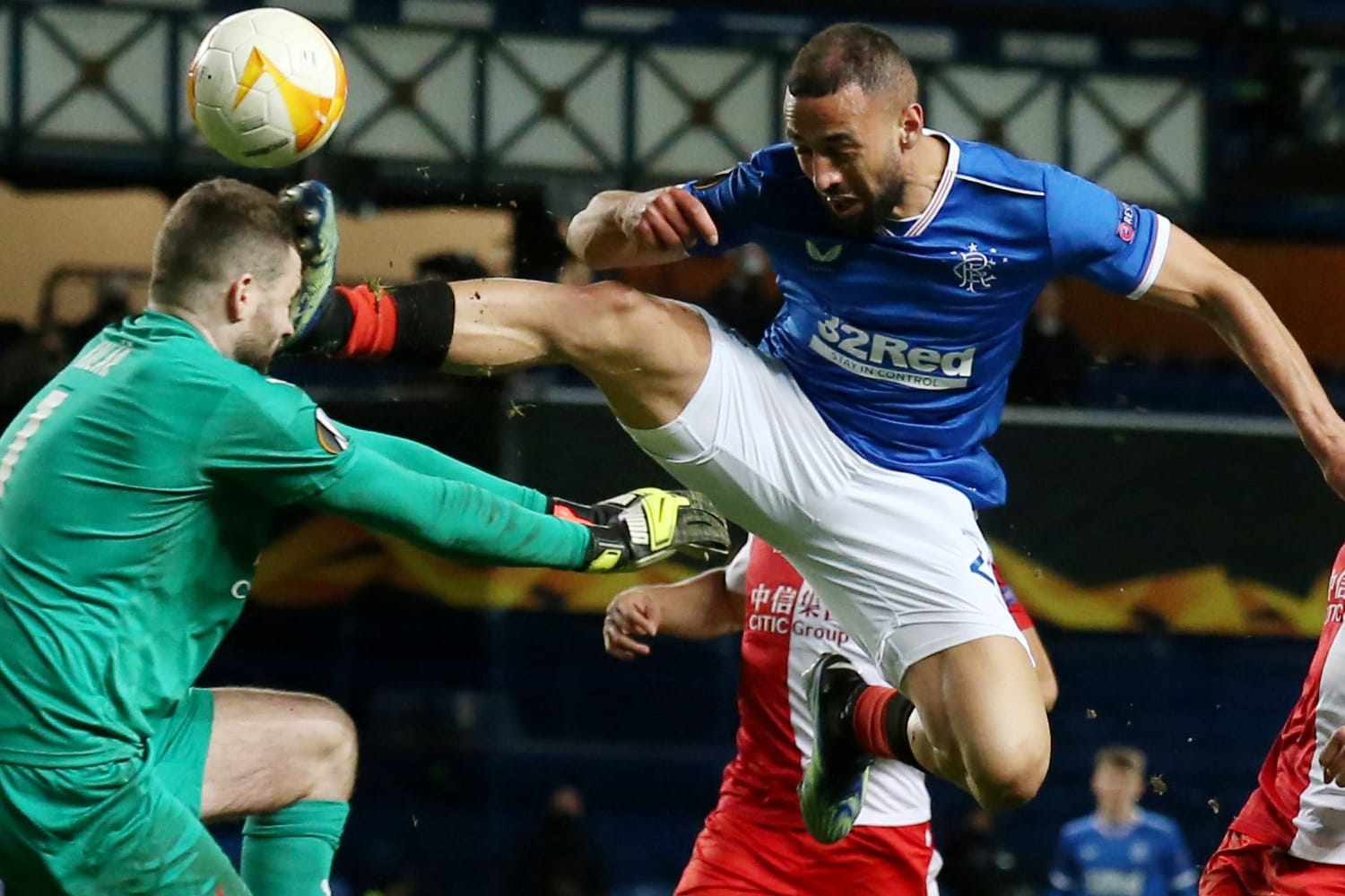 Europa League: Glasgows Kemar Roofe schockte mit seinem Kung-Fu-Tritt die Zuschauer vor den TV-Geräten.