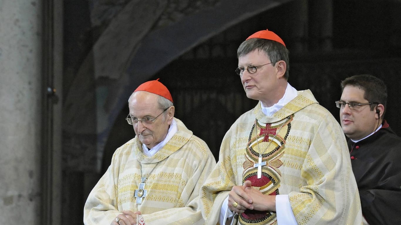 Kardinal Rainer Maria Woelki (r.) mit Kardinal Joachim Meisner (Archivbild aus 2014): Das jezt veröffentlichte Gutachten belastet den mittlerweile verstorbenen Meisner schwer.