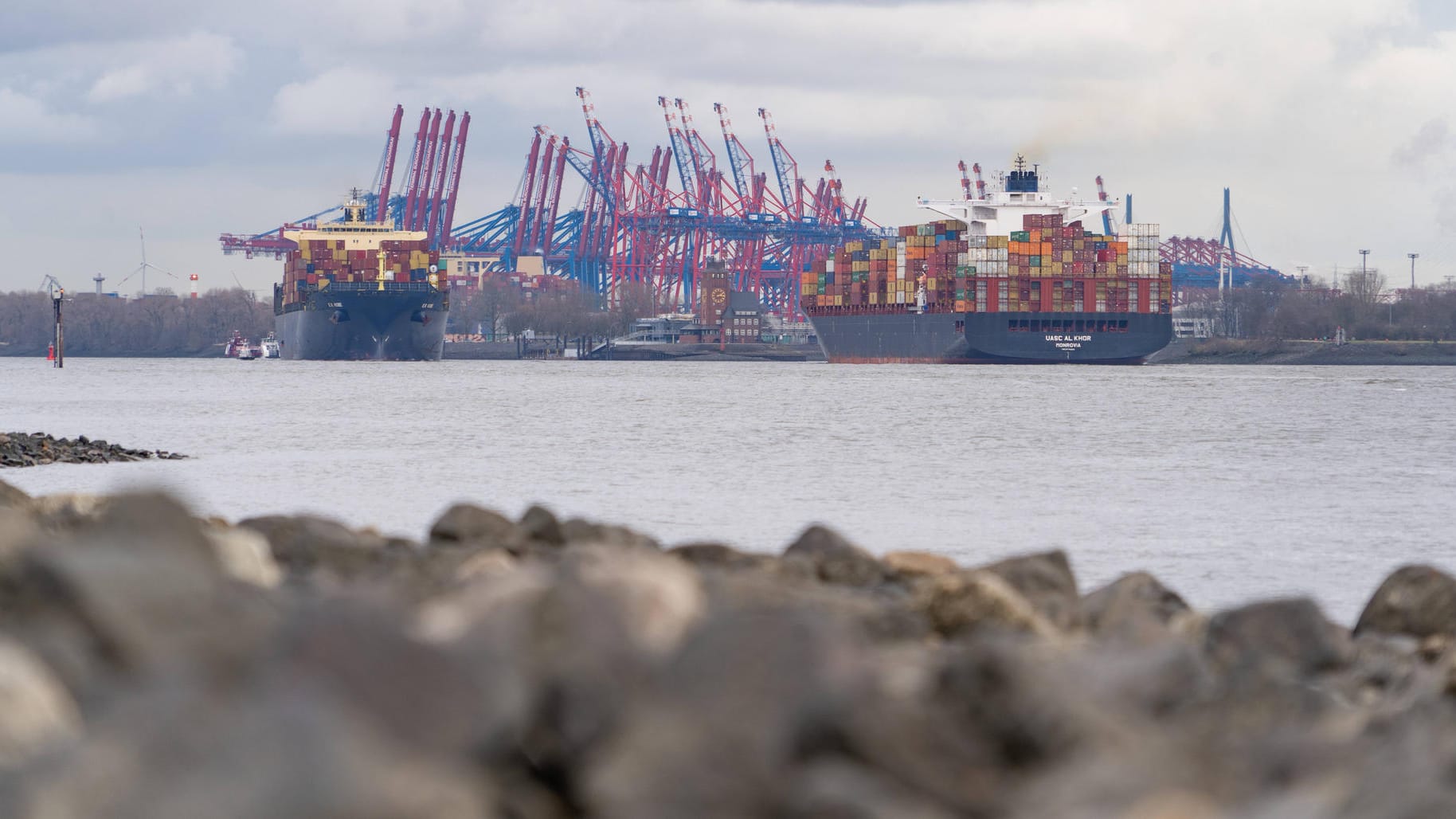 Ein Containerschiff läuft aus dem Hafen aus (Symbolbild): Bei der Kollision eines Containerfrachters mit einem Kreuzfahrtschiff sind keine großen Schäden entstanden. Ein Containerschiff läuft aus dem Hafen aus (Symbolbild): Bei der Kollision eines Containerfrachters mit einem Kreuzfahrtschiff sind keine großen Schäden entstanden.