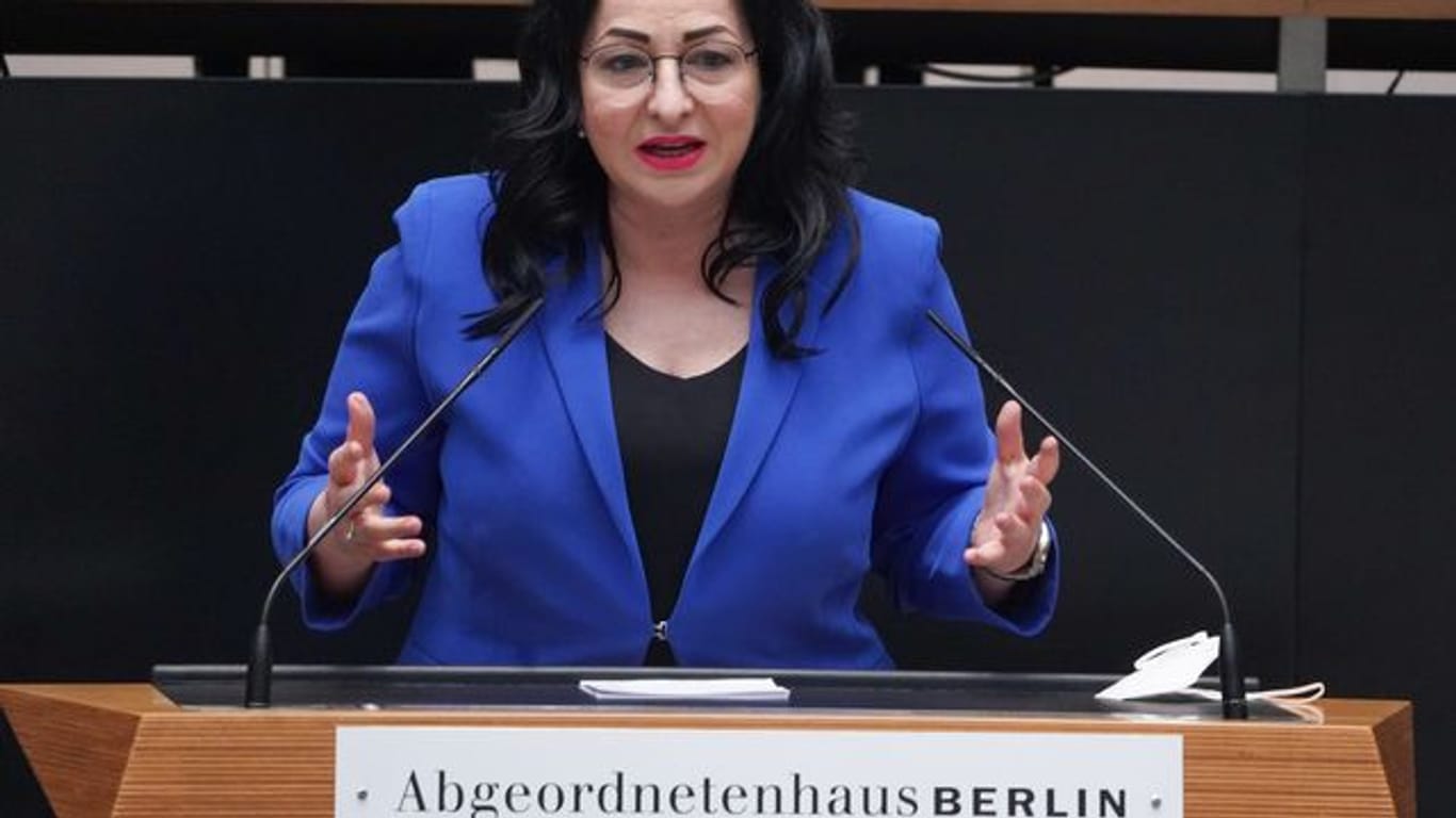 Dilek Kalayci: Die SPD-Abgeordnete richtet Appell für Astrazeneca-Impfung in die Bürger.