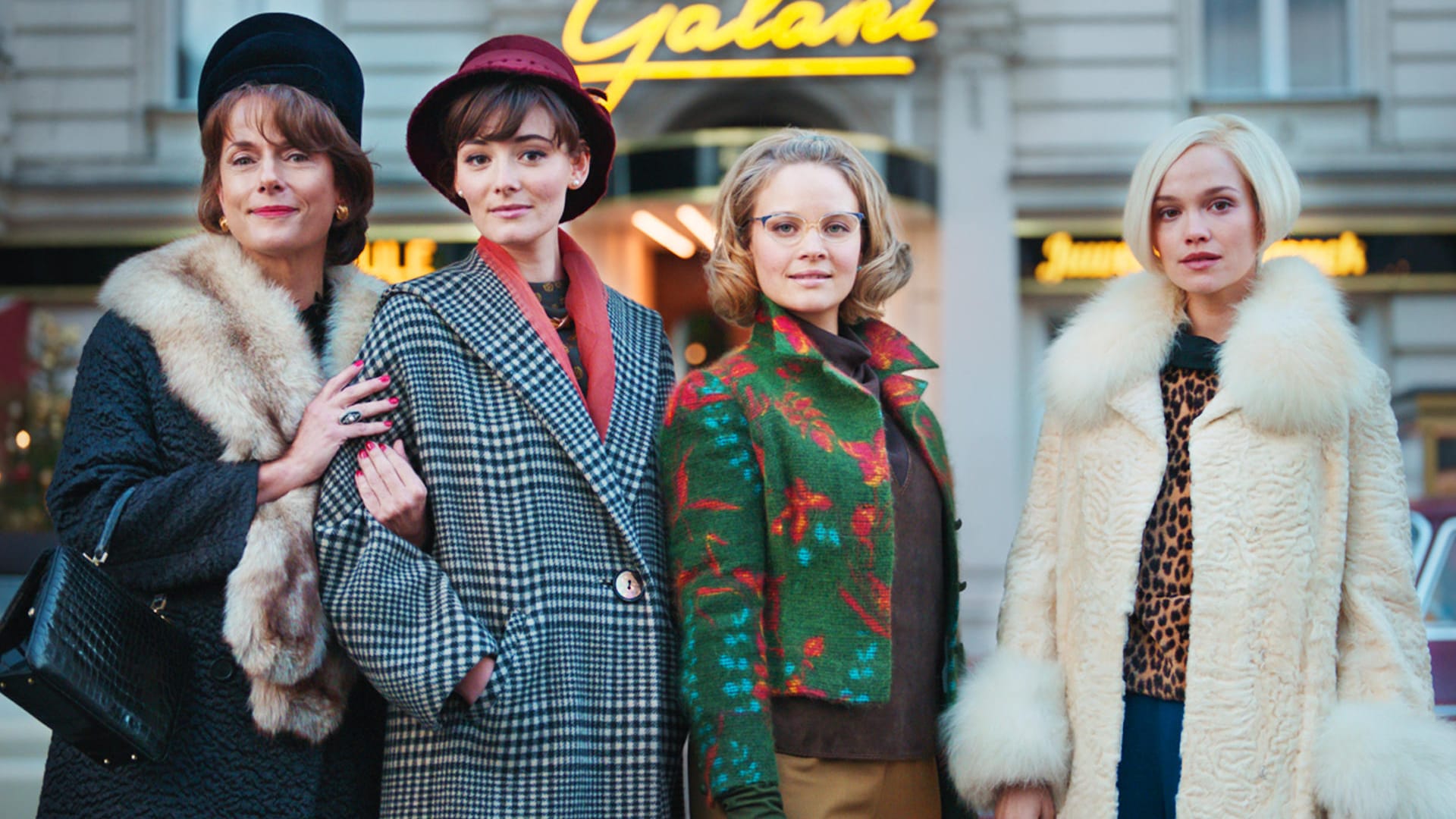 Neues vom "Ku'damm": In der dritten Staffel "Ku'damm 63" sind die Schauspielerinnen Claudia Michelsen (l-r), Maria Ehrich, Sonja Gerhardt und Emilia Schüle wieder dabei.