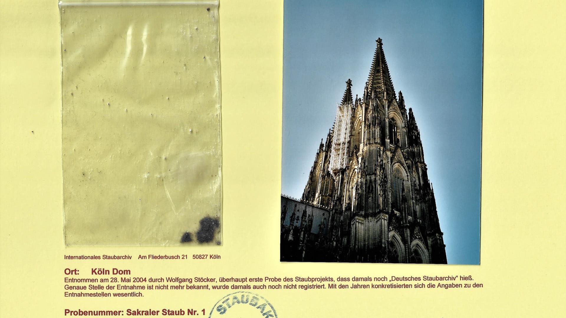 Sakraler Staub aus dem Kölner Dom: Die Probe aus dem Agilolphusaltar wurde Stöcker 2009 von Dombaumeisterin Prof. Barbara Schock Werner zugesandt. Er muss damals ein Alter von mindesten 100 Jahren gehabt haben, weil der Altar 1908 die letzte Reinigung erfahren hatte.