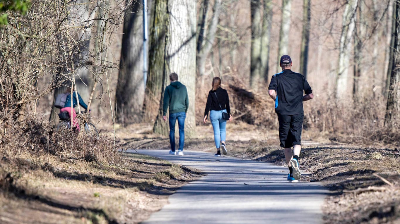 Freizeitsport am Rhein: Laufen und gehen an der frischen Luft ist in Pandemie-Zeiten eine beliebte Tätigkeit.