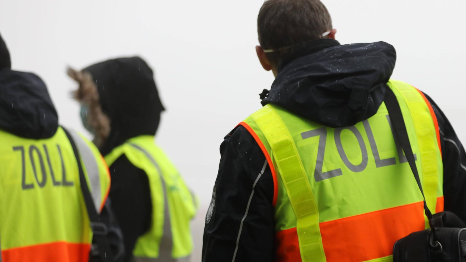 Mitarbeiter des Zolls (Symbolbild): Bei einer Kontrolle bei Erfurt wurden 14 Pakete mit verbotenen Sendungen beschlagnahmt.