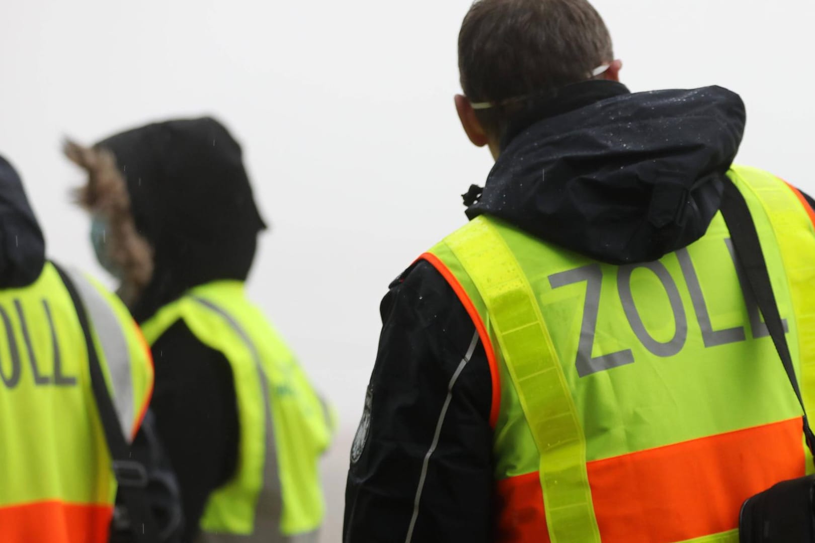 Mitarbeiter des Zolls (Symbolbild): Bei einer Kontrolle bei Erfurt wurden 14 Pakete mit verbotenen Sendungen beschlagnahmt.